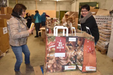 Freiwillige Verpacken Lebensmittel für die Spendenaktion 2xWeihnachten