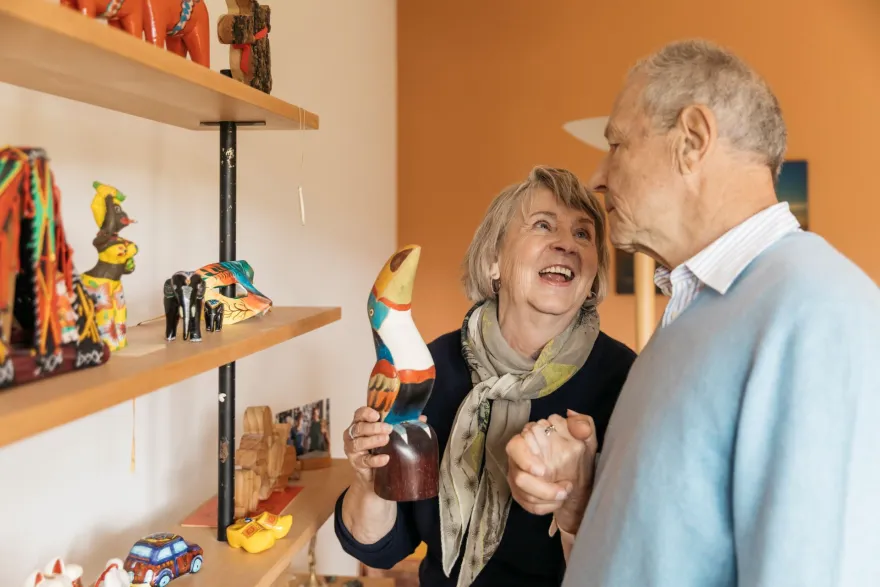 Das Bild zeigt einen Demenzbetroffenen und eine Angehörige. Dazu bietet das SRK eine Fortbildung: Demenz verstehen. 