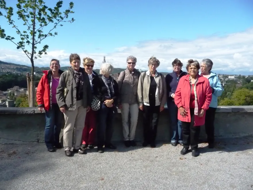 Eine Gruppe Freiwilliger der SRK-Seniorennachmittage beim jährlichen Ausflug 