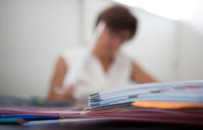 Eine Frau am Arbeitsplatz